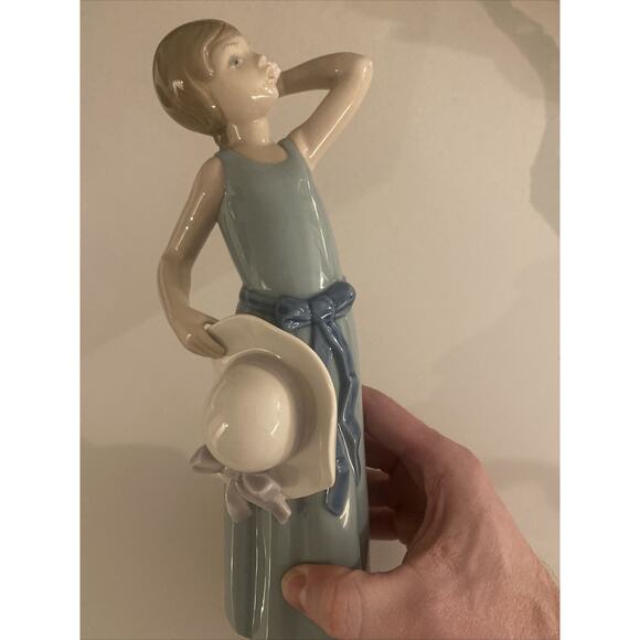 Lladro #5010 "Coiffure Girl with Straw Hat", Spain by Francisco Catala, Mint. - Picture 3 of 8